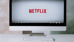 Ingezonden mededeling: Welke series op Netflix moet jij streamen deze zomer?