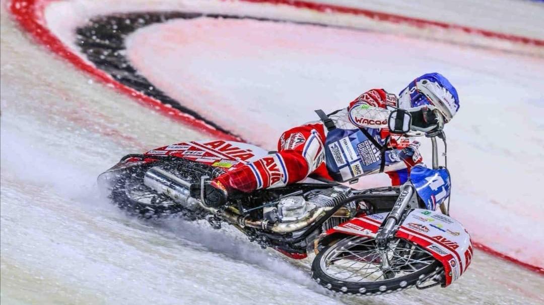 Niek Schaap bereidt zich voor op kwalificatie WK IJsspeedway