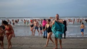 Honderden duiken nieuwe jaar in
