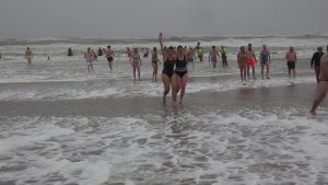 Nieuwjaarsduikers trotseren zandstorm