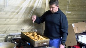Video: Oliebollenbakkers bakken ze lekker bruin