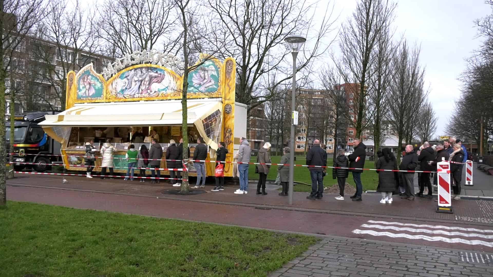 Oliebollenkramen in Den Helder en Julianadorp draaien weer overuren (video)
