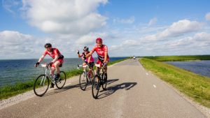 Kleine 2000 fietsers over de Omringdijk