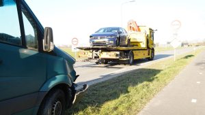Busje ramt auto van de weg in Middenmeer