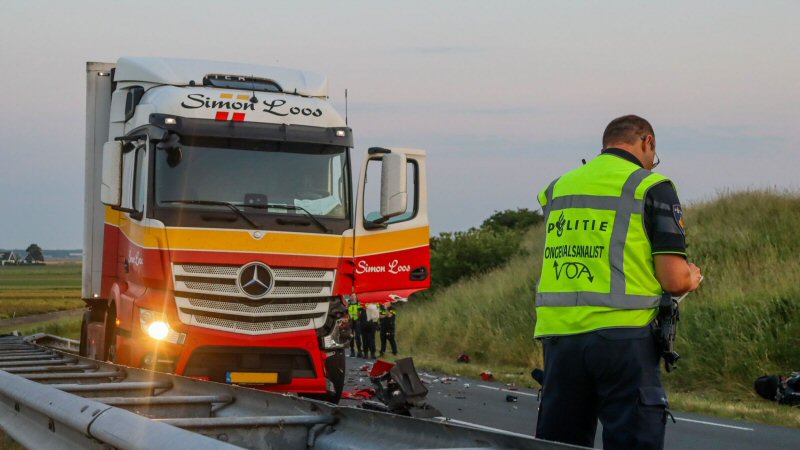 Motorrijder knalt frontaal op vrachtwagen