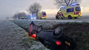 Ongeluk op spekgladde Nieuwesluizerweg
