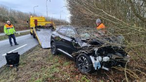 Man en kind naar ziekenhuis na crash ‘t Zand