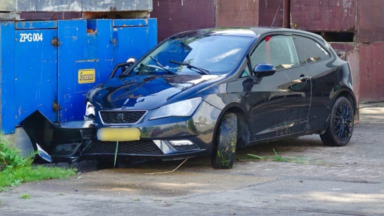 Auto in sloot door aquaplaning