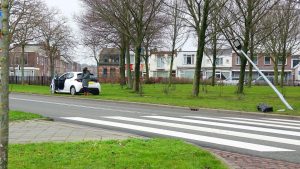 Lantaarnpaal uit de grond gereden door auto in Den Helder