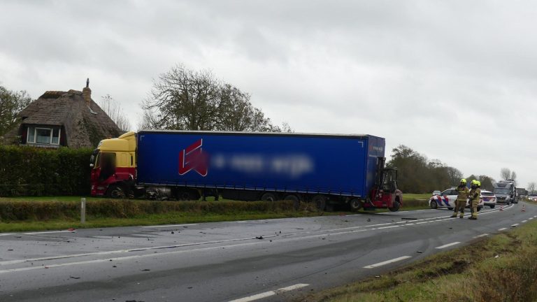 Video: Zwaargewonde na frontale botsing op N241 in Haringhuizen (update)