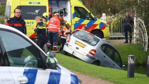 Auto te water na aanrijding op Doggersvaart