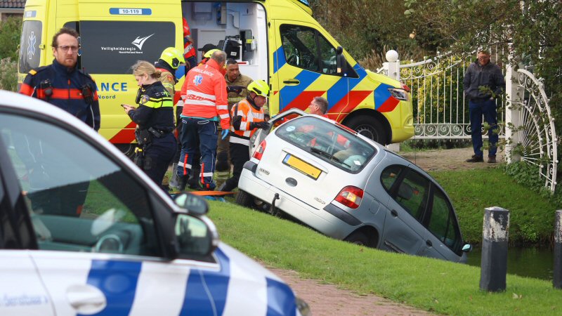 Auto te water na aanrijding op Doggersvaart