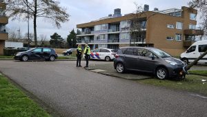 Auto botst tegen een boom na aanrijding