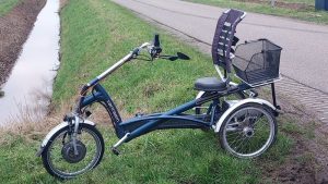 Oudere man op fiets komt hard ten val