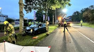 Auto tegen boom, bestuurder naar ziekenhuis