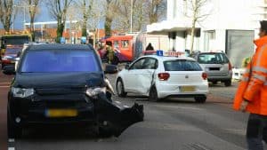 Ongeval tussen les- en personenauto op Ruyghweg