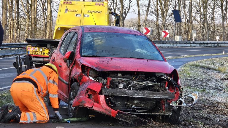 Auto zwaar beschadigd bij eenzijdig ongeval