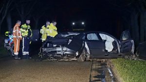 Gloednieuwe auto dwars doormidden