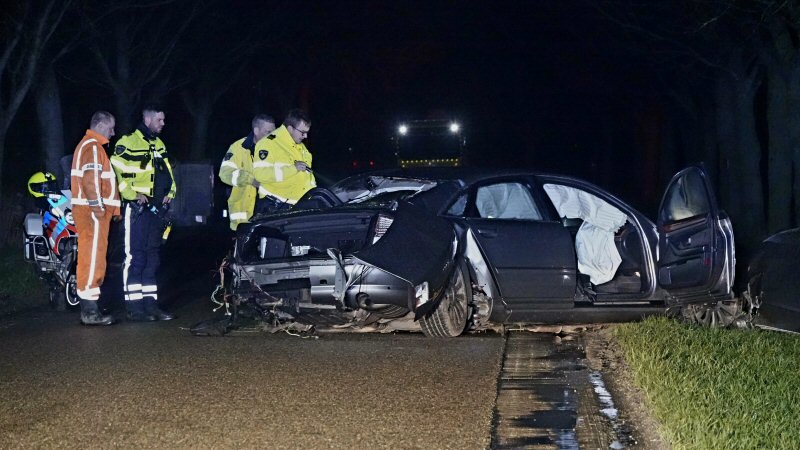 Gloednieuwe auto dwars doormidden