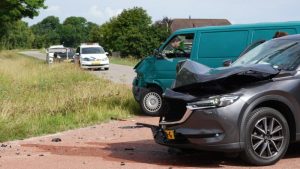 Schade en gewonden bij ongeval Warmenhuizen
