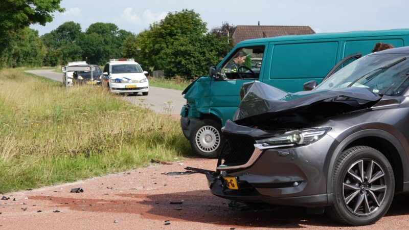 Schade en gewonden bij ongeval Warmenhuizen