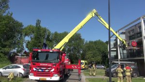 Man wordt uit woning getakeld