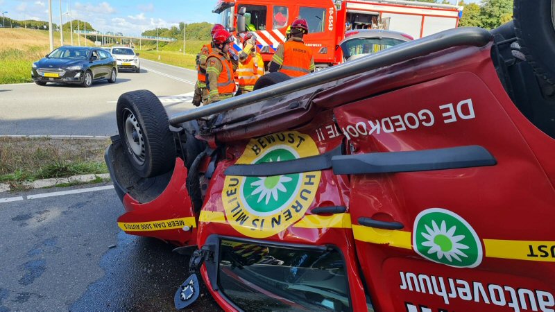 Bestelbus op de kop op N9 bij ‘t Zand