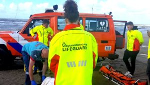 Vrouw op strand aangereden door paard