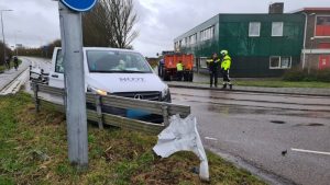 Taxibus zwaar beschadigd na aanrijding