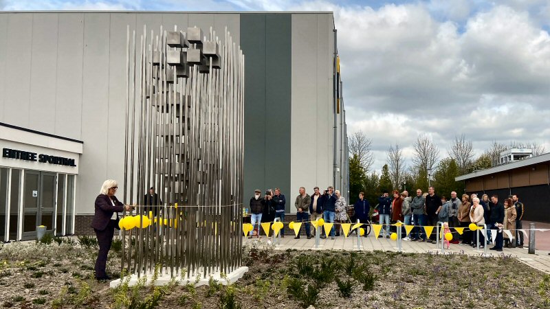 Kunstwerk onthuld bij Sportpodium Waarland