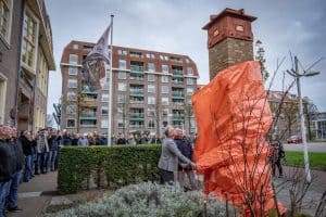 Zuil met ornament bij De Vijfsprong in ere hersteld