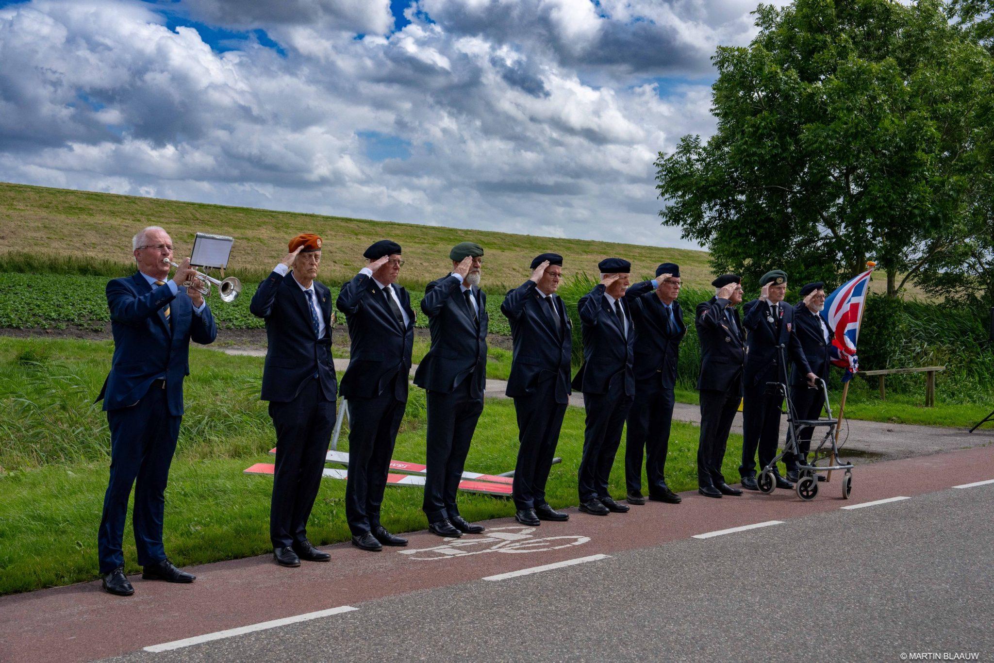 Nieuwe herdenkingspalen in Hollands Kroon herinneren aan vliegtuigcrashes