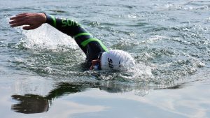 Stormachtige start voor Be Tough: 35 zwemmers trotseren Noordzee tijdens eerste clinic