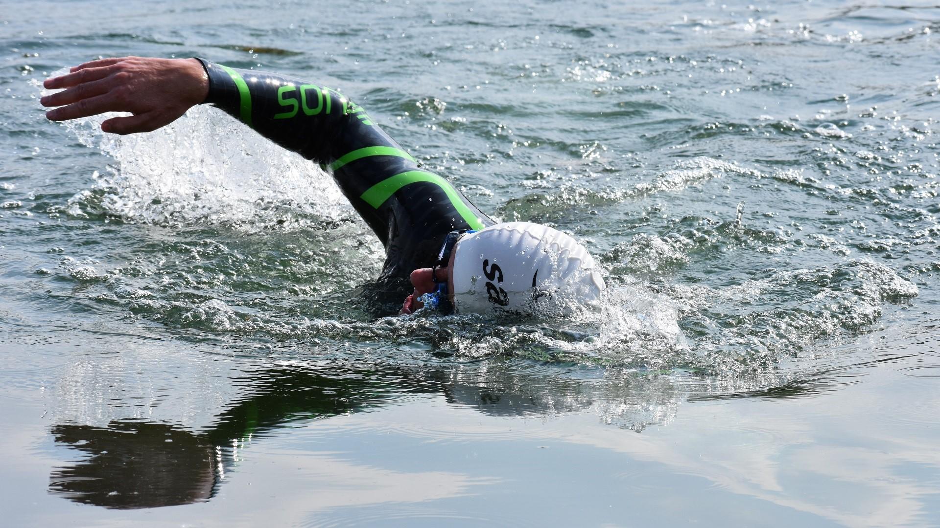 Stormachtige start voor Be Tough: 35 zwemmers trotseren Noordzee tijdens eerste clinic
