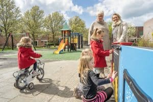 Wethouder Bais opent vernieuwde speeltuin Het Koggeschip