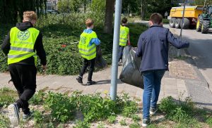 Leerlingen en leden Rotary ruimen samen op in Wieringerwerf