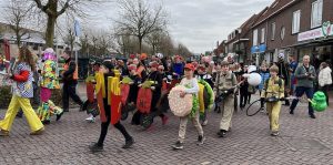 Video: Middenmeer viert ouderwets carnaval met de kinderoptocht
