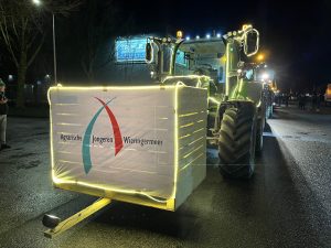 Video: Indrukwekkende stoet tractoren door de Wieringermeer
