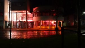 Gemeentehuis en bibliotheek ‘s avonds in oranje