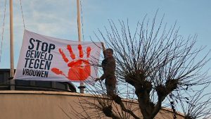 Vlag Orange the World op gemeentehuis