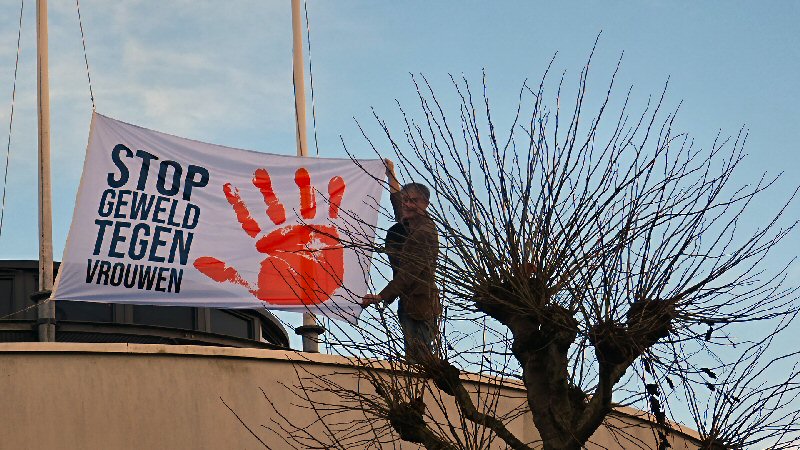 Vlag Orange the World op gemeentehuis