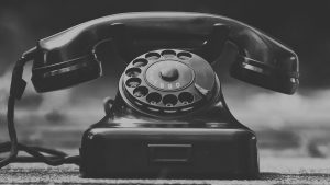 Aan de telefoon voor Wonen Plus Welzijn