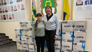 Oxana met hulpgoederen in Oekraïne