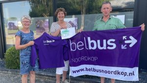 Paarse jassen voor chauffeurs belbus