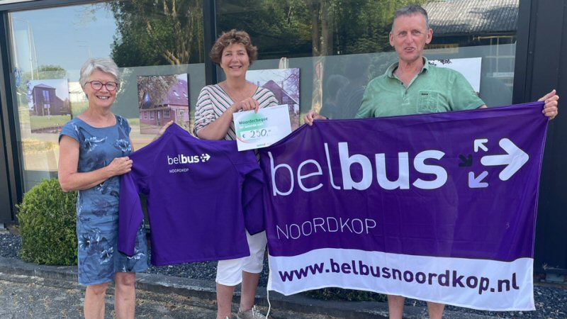 Paarse jassen voor chauffeurs belbus