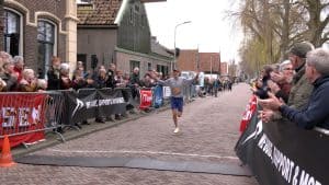 Enorm veel publiek voor de hardlopers tijdens de Paaspolderloop (video)