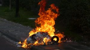 Kliko met oud papier in brand in Schagen