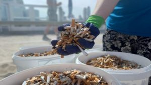 57.772 peuken en afval op stranden opgeruimd
