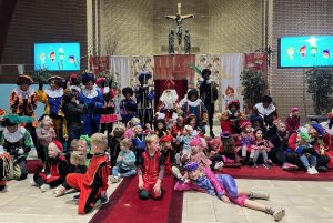 Video: Honderden kinderen bezoeken werkkamer van Sinterklaas