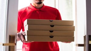 Vrouwen randen minderjarige pizzakoerier aan